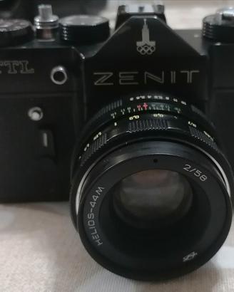 Macchina fotografica zenit ttl 