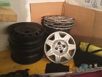 4 Cerchi + copri cerchi  15 Fiat  (NUOVI