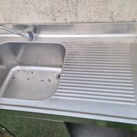 banco antinato con lavandino e rubinetto