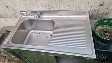 banco antinato con lavandino e rubinetto