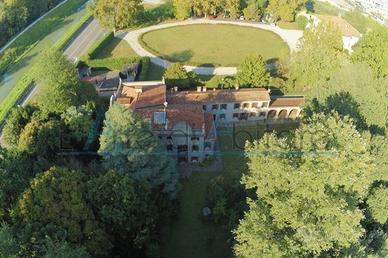Villa di 2850 m² con più di 5 locali e box auto a 