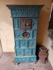 stufa a legna del 900 in maiolica verde