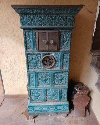 stufa a legna del 900 in maiolica verde