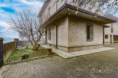 Villa di 337 m² con più di 5 locali e box auto a B