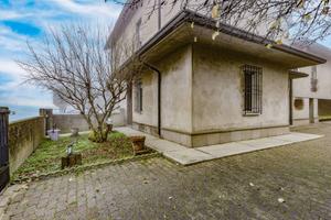Villa di 337 m² con più di 5 locali e box auto a B