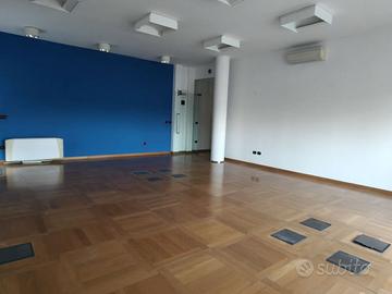 Locale ristrutturato uso ufficio, zona industriale