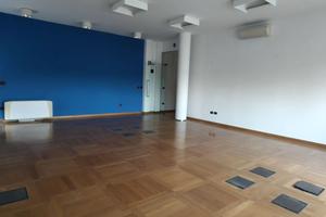 Locale ristrutturato uso ufficio, zona industriale