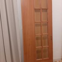 Porta in legno con vetrata