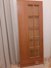 Porta in legno con vetrata