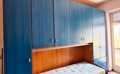 Cameretta con 2 Letti e armadio contenitore 