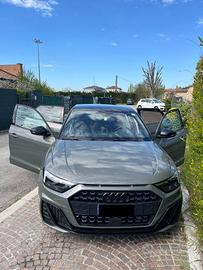 A1 Sportback 30 1.0 tfsi Identity Black 110cv s-tr