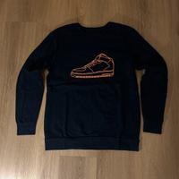 Felpa nera con stampa sneaker arancione