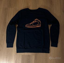 Felpa nera con stampa sneaker arancione