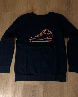 Felpa nera con stampa sneaker arancione