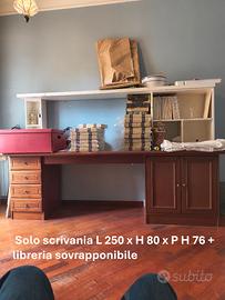Scrivania con libreria