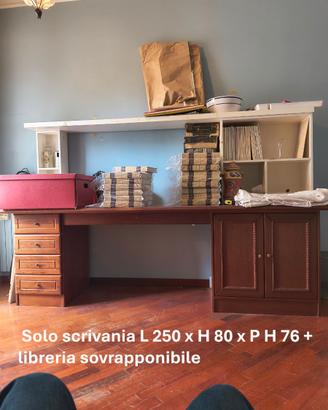 Scrivania con libreria