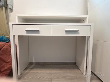 Scrivania doppio piano scorrevole.