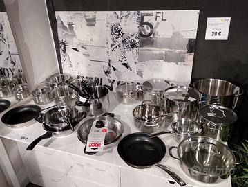 pentole induzione, tavolo, piante finte