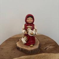 Donna con galline rossa presepe giubileo Thun