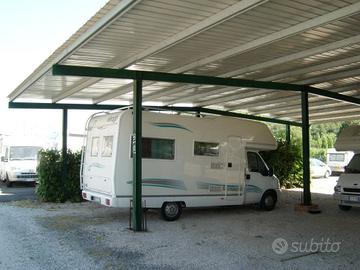 Camper al coperto fuori stagione d'uso