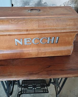 Macchina da cucire vintage modello Necchi 