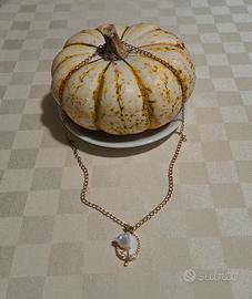 Collana con ciondolo.