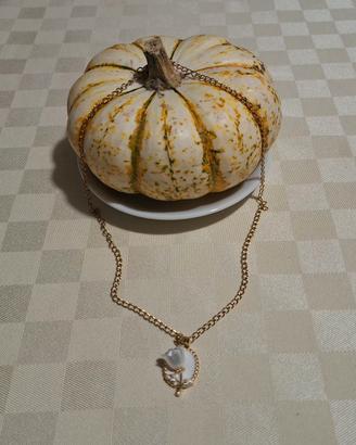Collana con ciondolo.