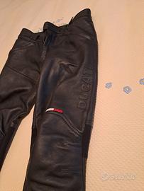 pantaloni in pelle neri da moto