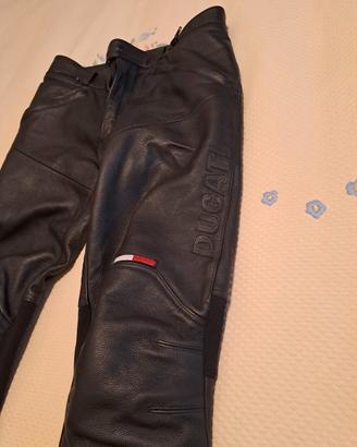 pantaloni in pelle neri da moto