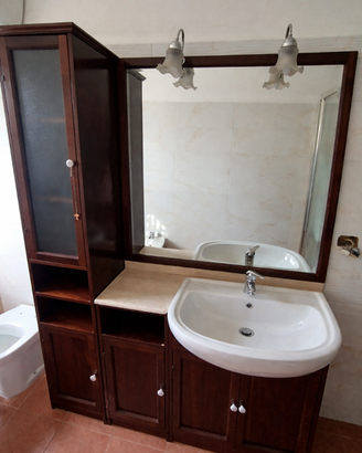 Arredo bagno in legno scuro completo