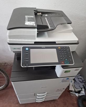 Stampante multifunzione professionale Ricoh MP C30