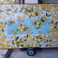 Tavolo in pietra lavica dell'etna dipinto a mano