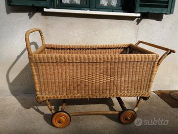 Carrozzina vintage anni 50 in vimini