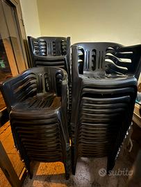 Sedie di plastica e legna piu tavolini