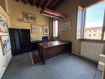 Mira porte ufficio su palazzina del 1700