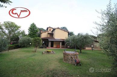 Villa di 350 m² con più di 5 locali e box auto a M