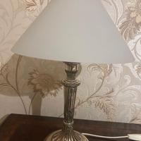 Tris di lumi in metallo argentato con vetro bianco