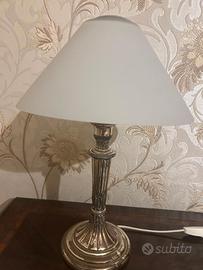 Tris di lumi in metallo argentato con vetro bianco