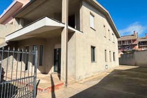 Uta. Indipendente con cortile su tre lati