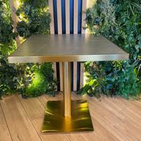 Tavoli design moderni per bar, ristornate o pub