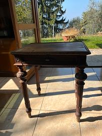 Tavolino in legno con dettagli intagliati