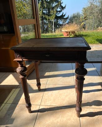 Tavolino in legno con dettagli intagliati
