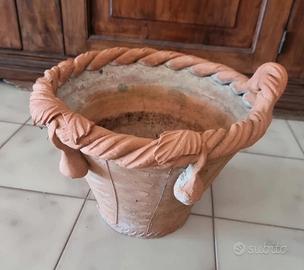 Antico vaso artigianale in terracotta