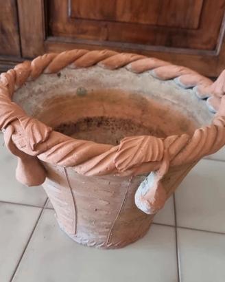 Antico vaso artigianale in terracotta