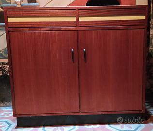 Mobile in legno con cassetti e antine