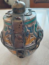 Contenitore in ceramica decorata  e metallo 