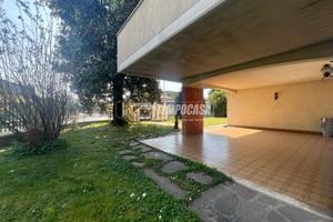 VILLA SINGOLA DI AMPIA METRATURA CON GIARDINO E TE