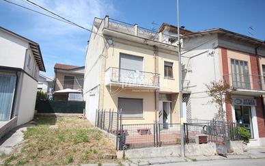 CASA SINGOLA CU DUE PIANI CON GIARDINO / GARAGE