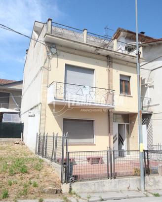 CASA SINGOLA CU DUE PIANI CON GIARDINO / GARAGE