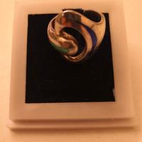 Anello in argento da donna, con 2 piccoli inserti.